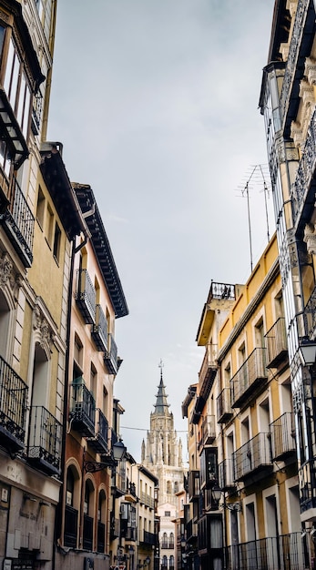 Calle toledo con la catedral al final de la calle