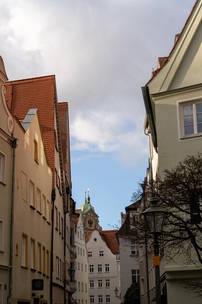 Una calle con una torre del reloj en el medio