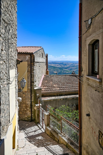 Una calle en Torrecuso, una ciudad antigua en la provincia de Benevento, Italia