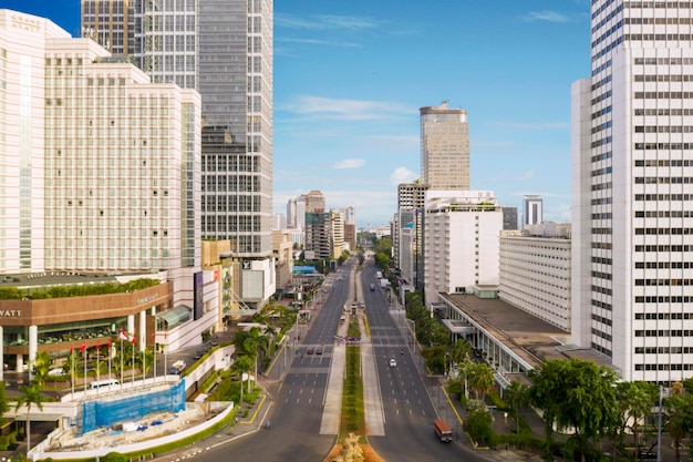 Calle tranquila con rascacielos en el centro de Yakarta