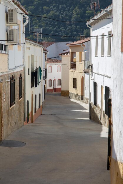 Calle vacía en Berzocana, Cáceres, España