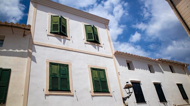 Foto calle vacía con casas encaladas en la ciudad de alaior alaior menorca españa