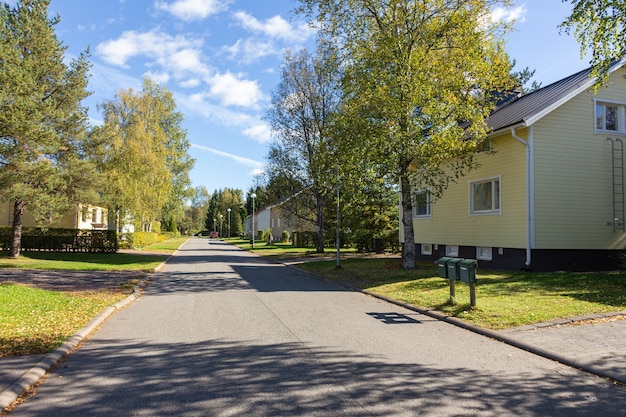 calle vacía entre casas particulares