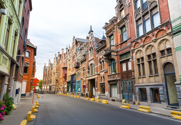 Calle vacía, fachadas de edificios antiguos, antigua ciudad europea.