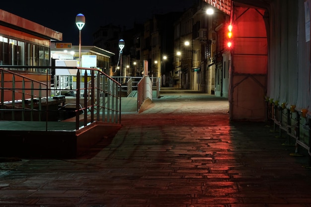 Calle vacía en medio de edificios por la noche