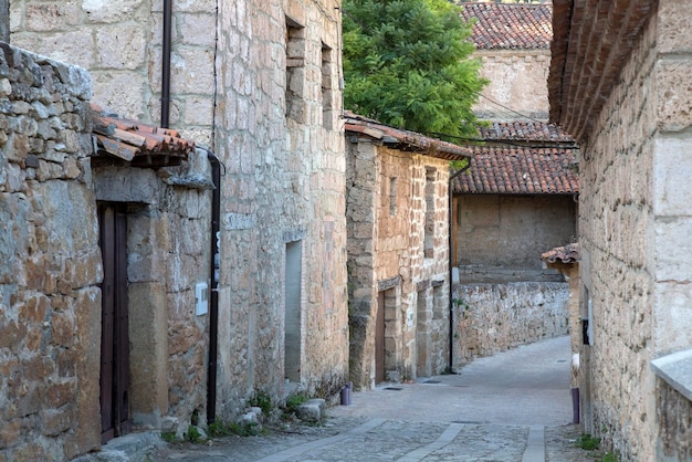 Calle vacía Orbaneja del Castillo, Burgos, España