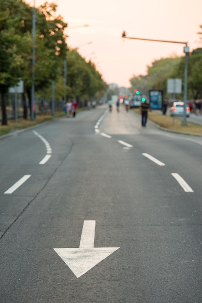 Calle vacía sin tráfico con señal de tráfico de flecha