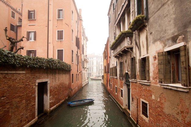 Calle vacía de la vieja Venecia en día brumoso de invierno, Venecia, Italia