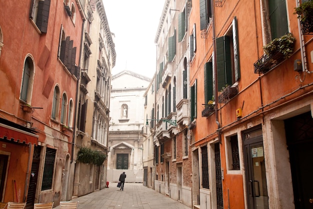 Calle vacía de la vieja Venecia en día brumoso de invierno, Venecia, Italia