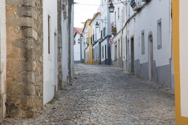 Calle vacía en Évora, Portugal