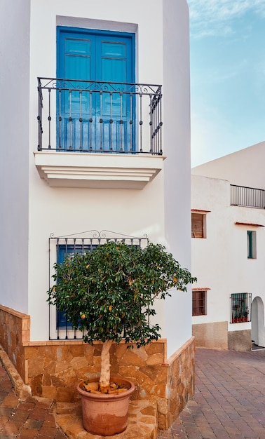 Calle de la ventana azul de la ciudad de la casa blanca