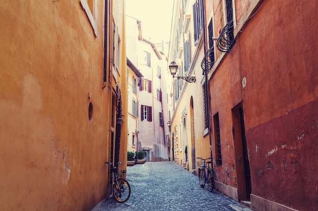 Calle vieja en la antigua Roma, Italia.