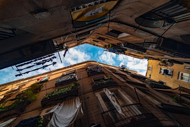 Calle vieja en barcelona españa contra el cielo azul