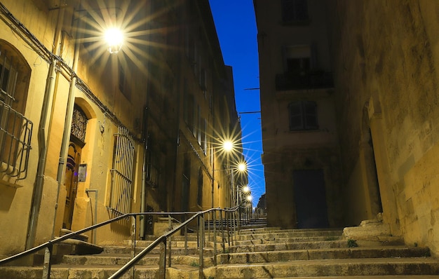 La calle vieja en el barrio histórico Panier de Marsella en el sur de Francia por la noche