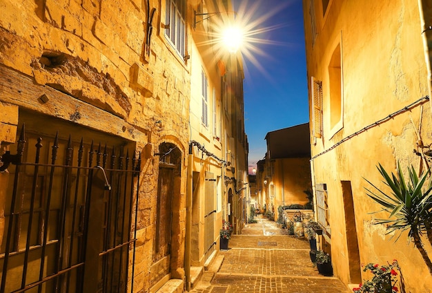 La calle vieja en el barrio histórico Panier de Marsella en el sur de Francia por la noche