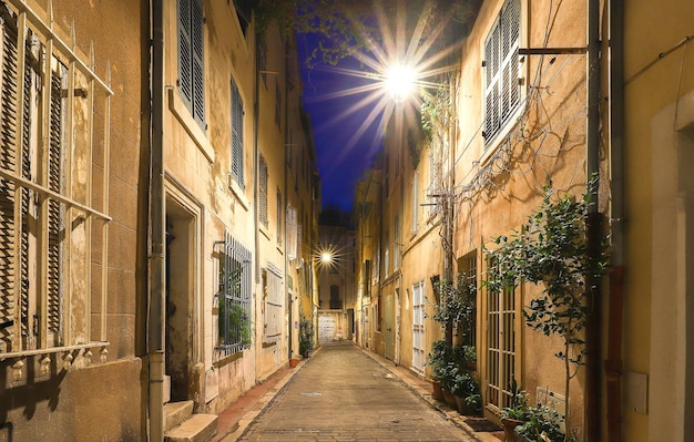 La calle vieja en el barrio histórico Panier de Marsella en el sur de Francia por la noche