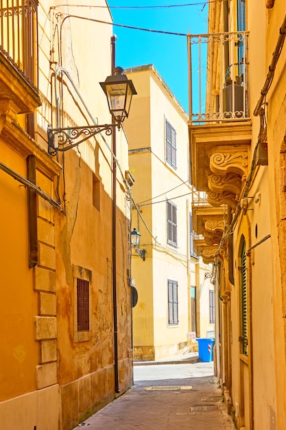 Calle vieja en el casco antiguo de la ciudad de Siracusa, isla de Sicilia, Italia