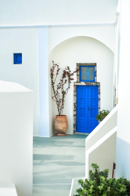 Foto calle vieja en la ciudad de fira. arquitectura nacional blanco-azul en la isla de santorini, grecia.