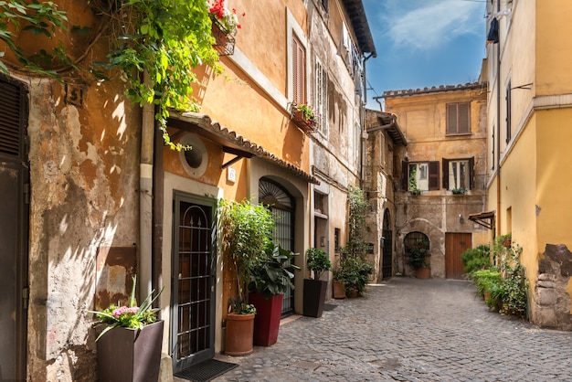 Calle vieja en el distrito de Trastevere en Roma Italia