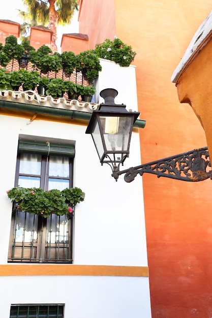 Calle vieja y lámpara en Sevilla