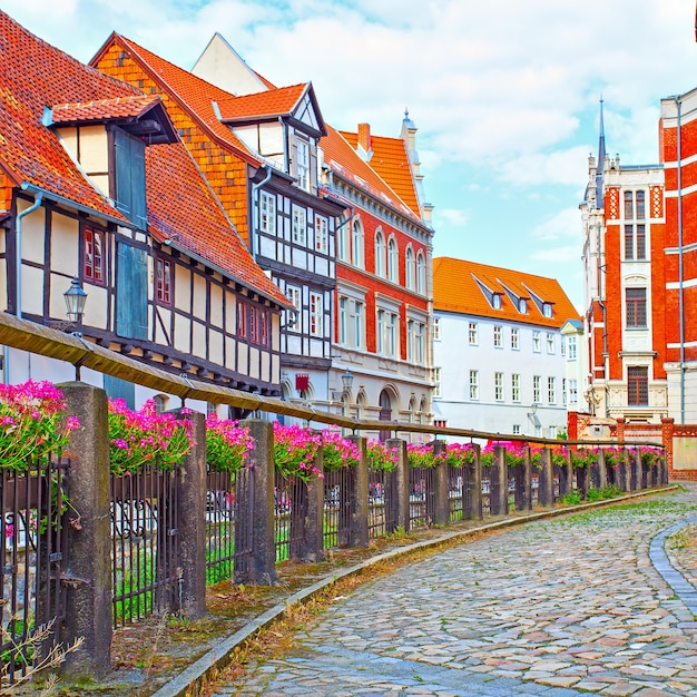 Calle vieja a lo largo de un pequeño río en Quedlinburg, Alemania