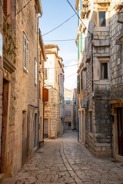 Calle vieja sin turistas en Stari Grad en Croacia