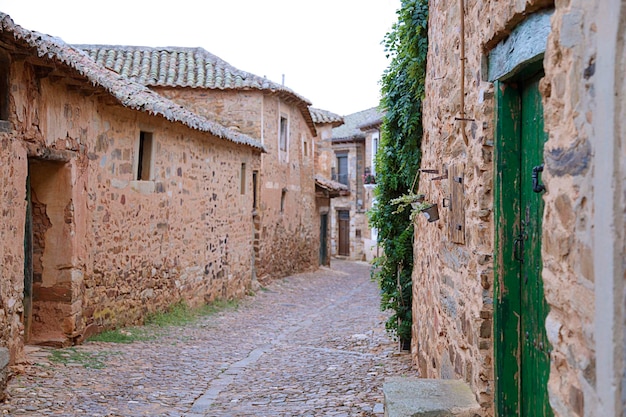 Foto calle de la villa medieval de castrillo de los polvazares provincia de león españa