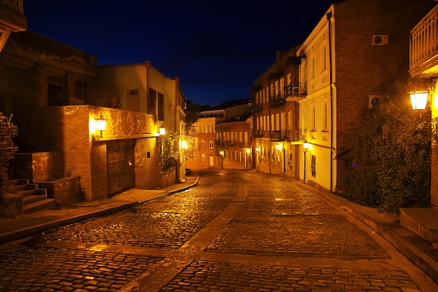 La calle vintage en Tbilisi, Georgia en la noche