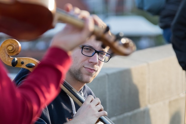 Calle violinista con violín y arco en sus manos