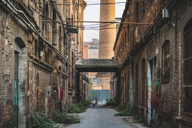 Foto callejón de una antigua fábrica