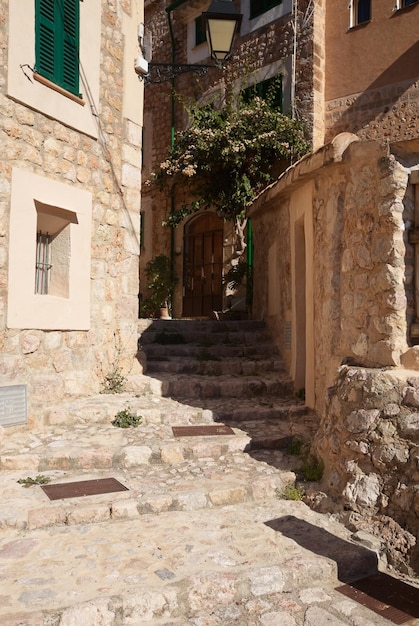 Callejón en el antiguo pueblo de Fornalutx, Mallorca, España