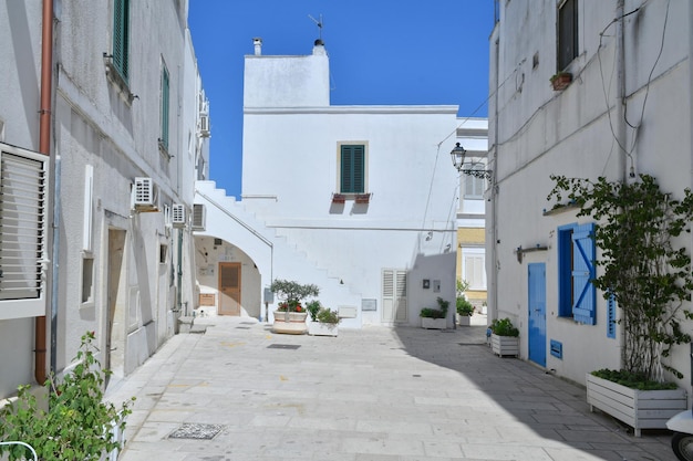 Un callejón característico de Castro, un antiguo pueblo de la provincia de Puglia, Italia