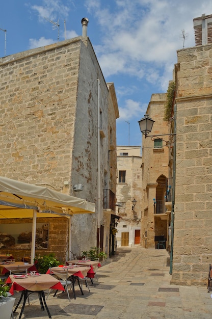 Foto un callejón característico de polignano a mare, una antigua ciudad de apulia, italia