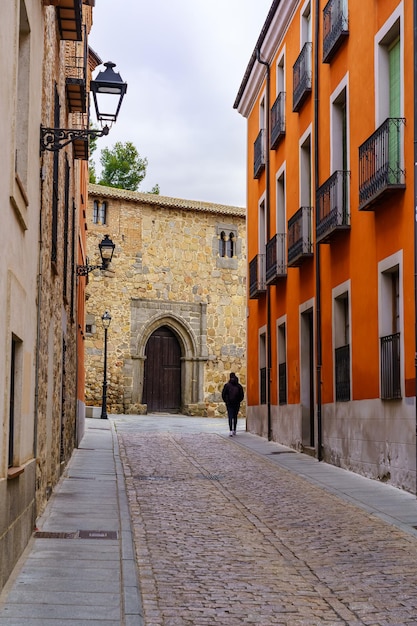 Callejón con casas antiguas con balcones típicos de la ciudad medieval de Ávila, España.