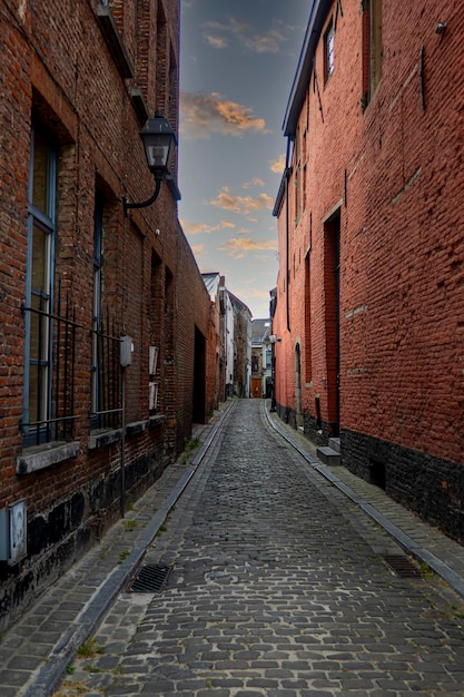 Un callejón en una ciudad