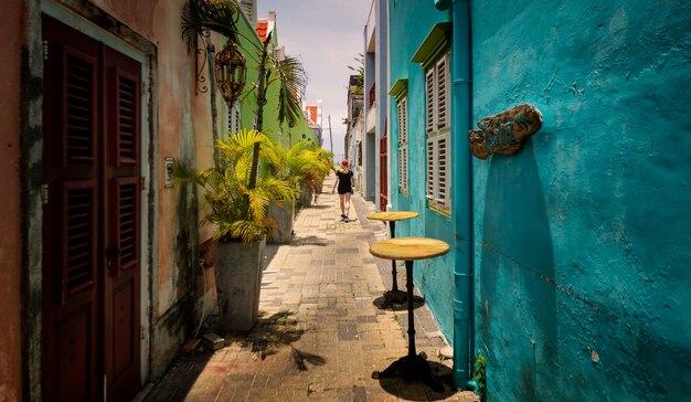 Foto un callejón colorido en curaçao