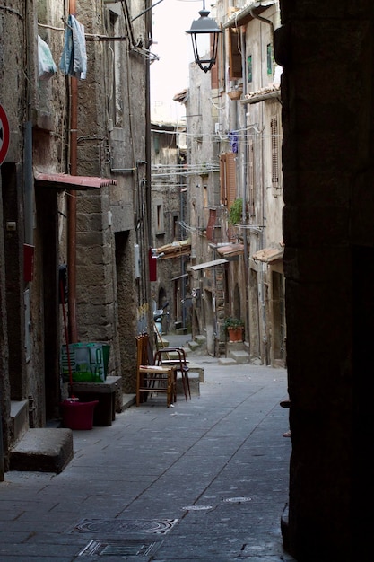 Foto el callejón delante del edificio.