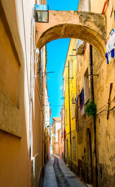 Callejón desierto en una ciudad vieja italiana