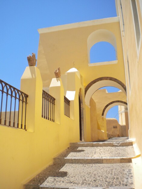 Foto callejón por edificio en santorini