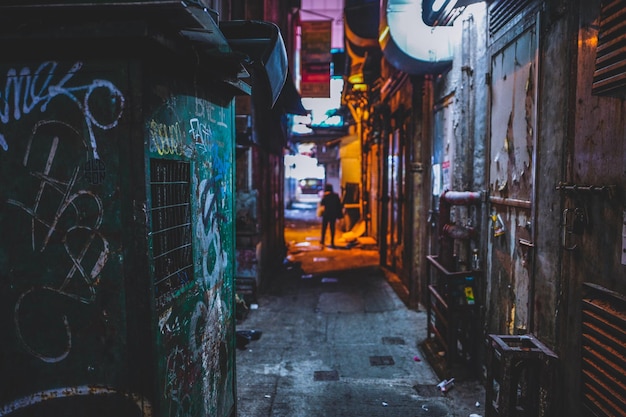 En el callejón entre los edificios al anochecer