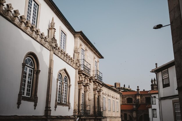 Foto callejón entre edificios antiguos en la ciudad de lamego, portugal