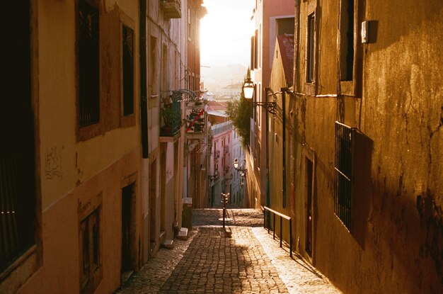 Callejón estrecho en la ciudad