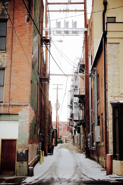 Foto callejón estrecho en la ciudad