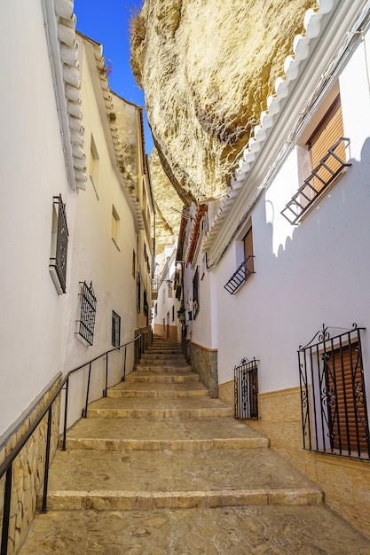 Callejón estrecho y empinado con casas excavadas en la roca de la montaña Setenil de las Bodegas Andalucia