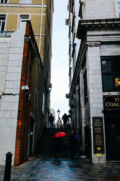 Callejón estrecho con escaleras en la ciudad Foto