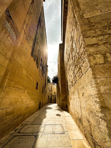 Foto un callejón estrecho con un letrero que dice ir a la derecha