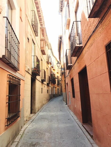 Callejón estrecho a lo largo de los edificios