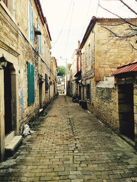 callejón estrecho a lo largo de los edificios