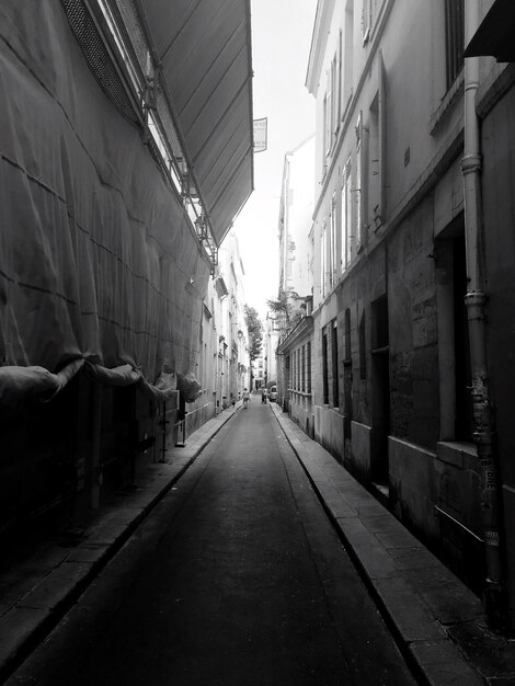 Callejón estrecho a lo largo de los edificios