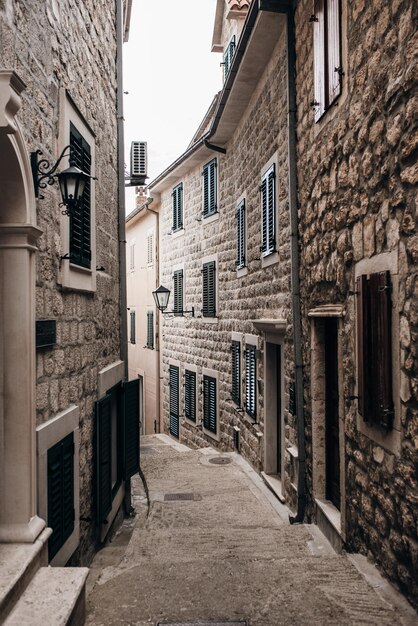 callejón estrecho en medio de los edificios de la ciudad